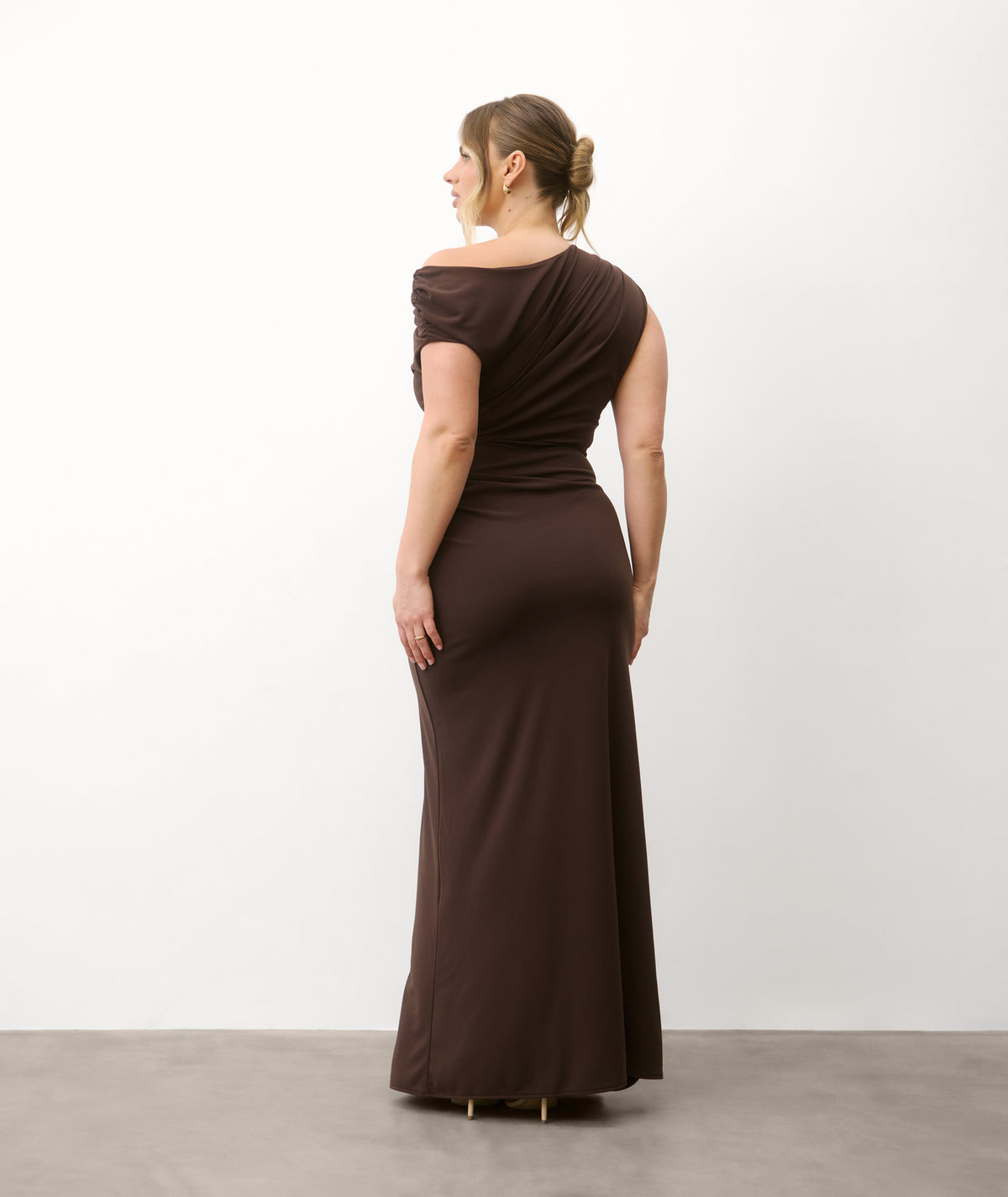 Asymmetric Neck Stretch Sculpt Bridesmaid Dress - Chocolate